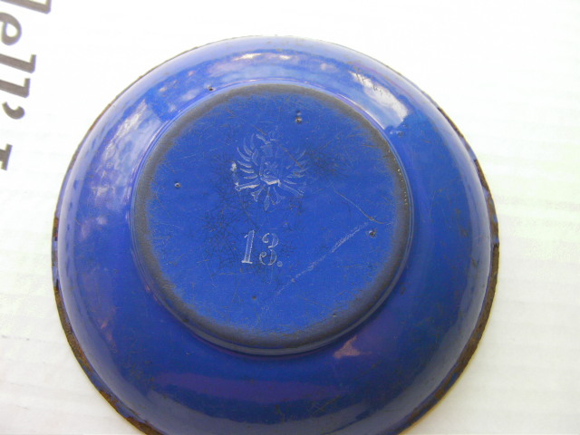 Клейма эмалированной посуды. Советская эмалированная тарелка. Эмалированная посуда СССР клеймо. Клейма на эмалированных кружках. Эмалированная миска СССР клейма